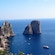 Vista aérea de los Faraglioni de Capri